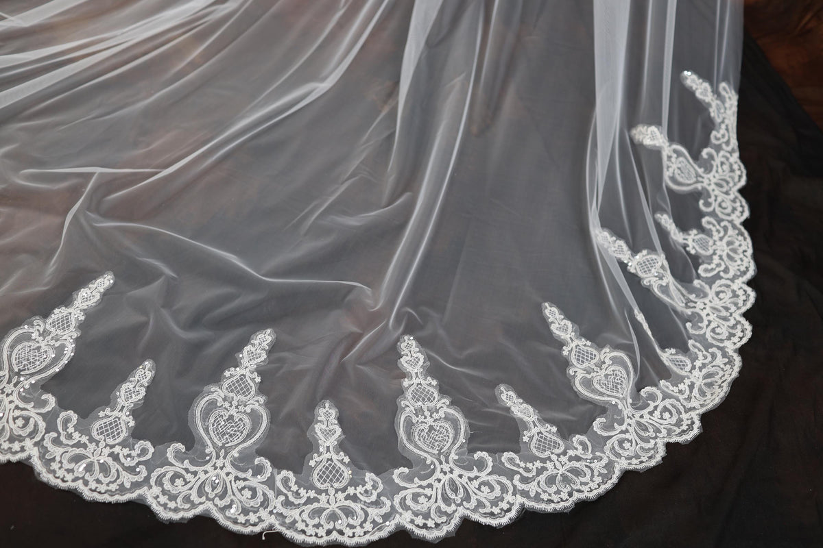 a wedding veil with white lace on it
