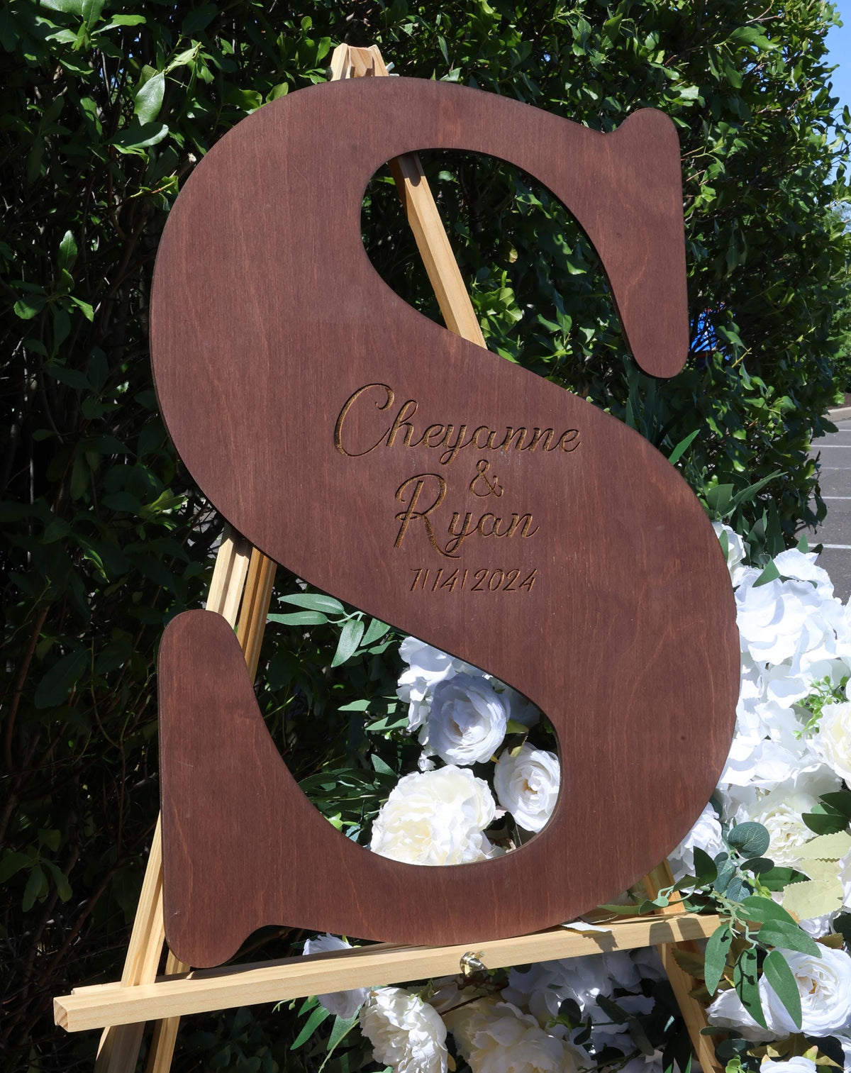 a wooden sign that says imagine and reign