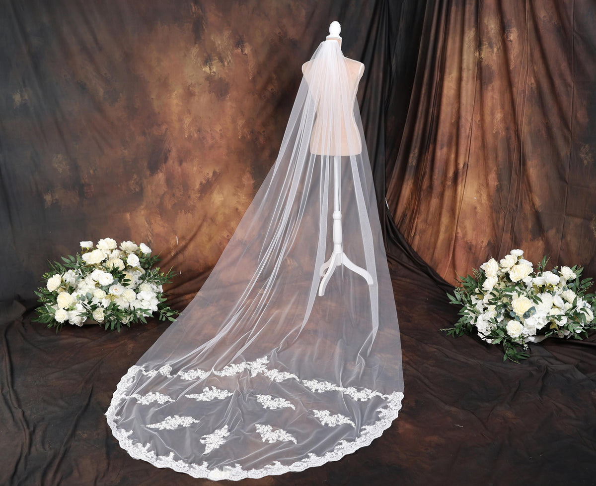 a bridal veil and bouquet of white flowers