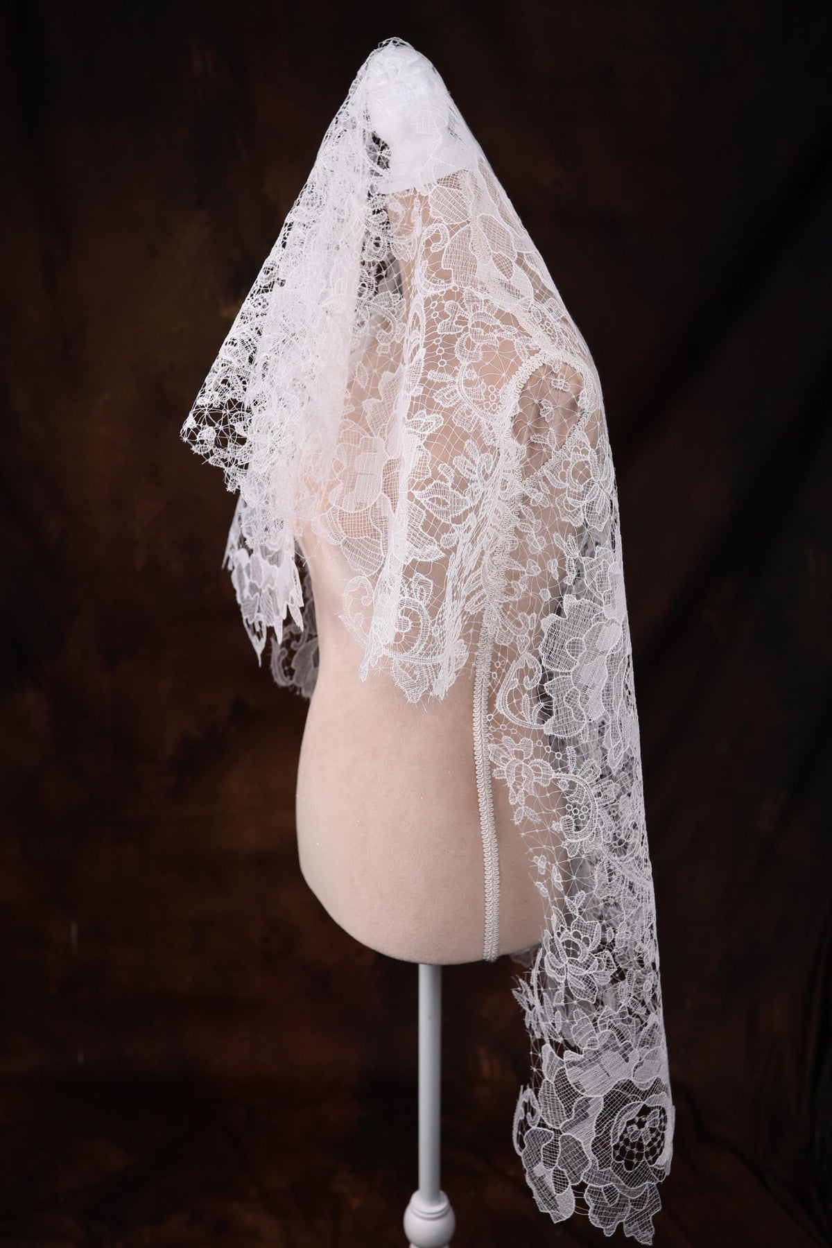 a mannequin head with a white veil on top of it