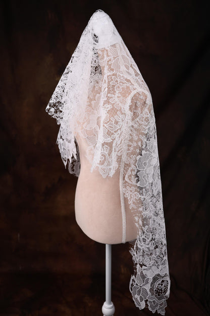 a mannequin head with a white veil on top of it