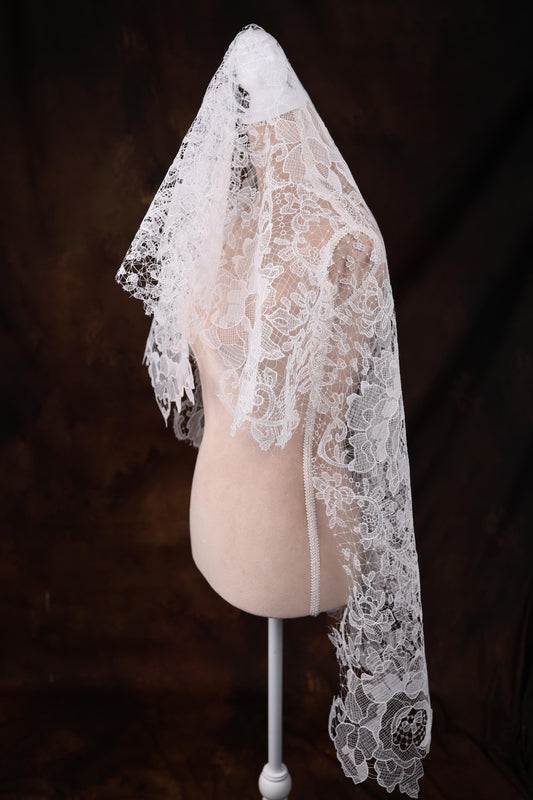 a mannequin head with a white veil on top of it