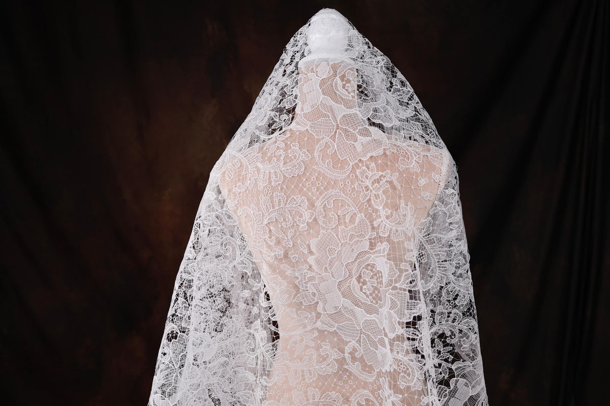 a bridal veil is shown on a mannequin