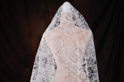 a bridal veil is shown on a mannequin
