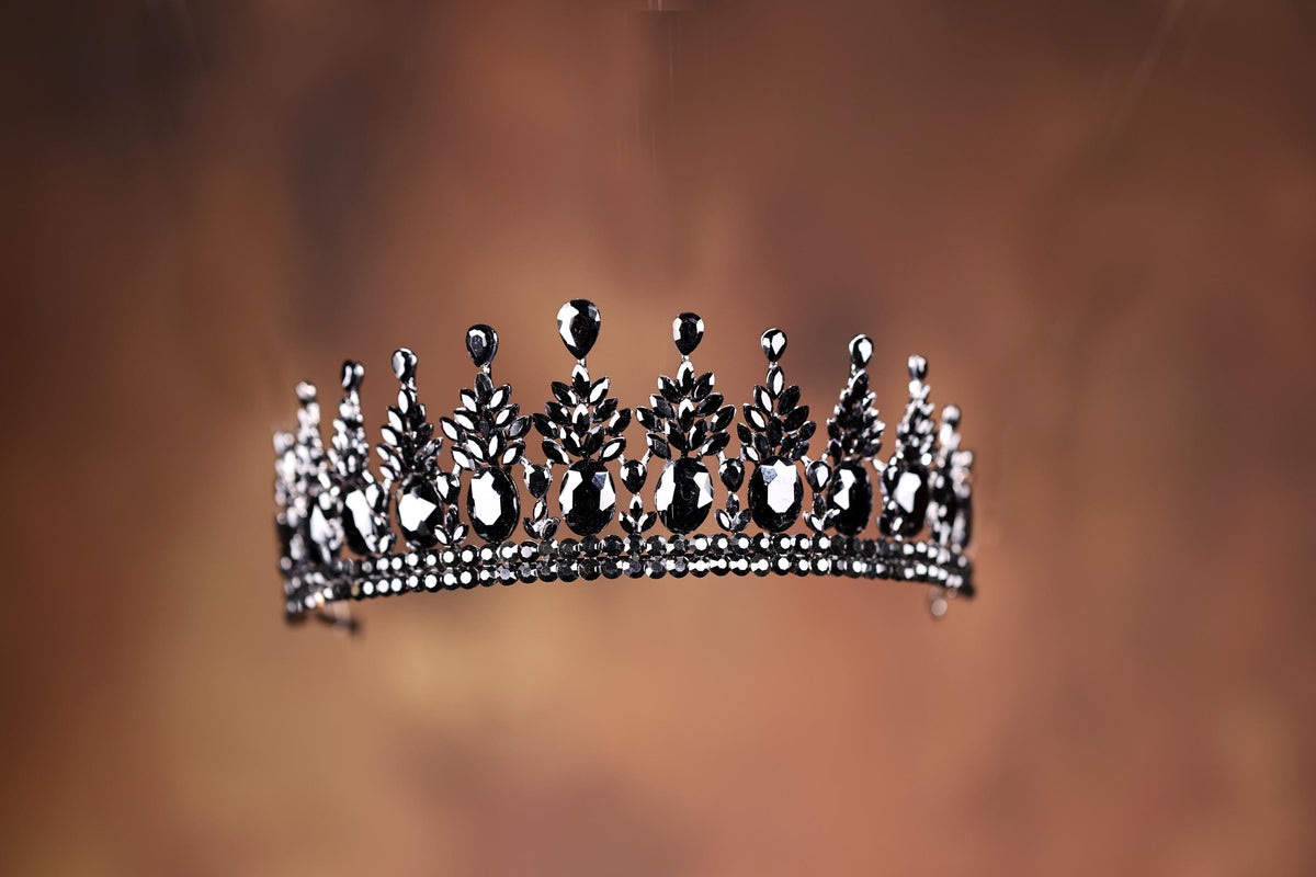 a black and white photo of a tiara
