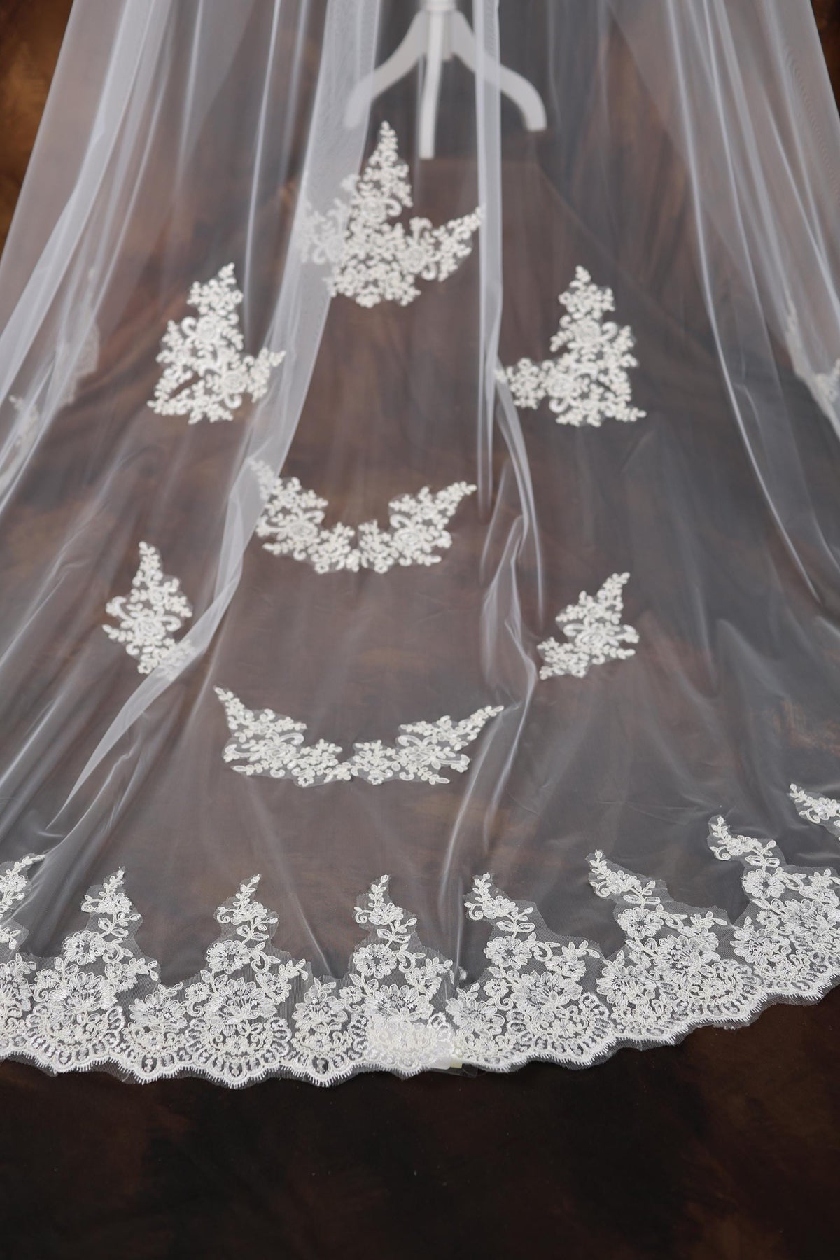 a wedding veil with white lace on it