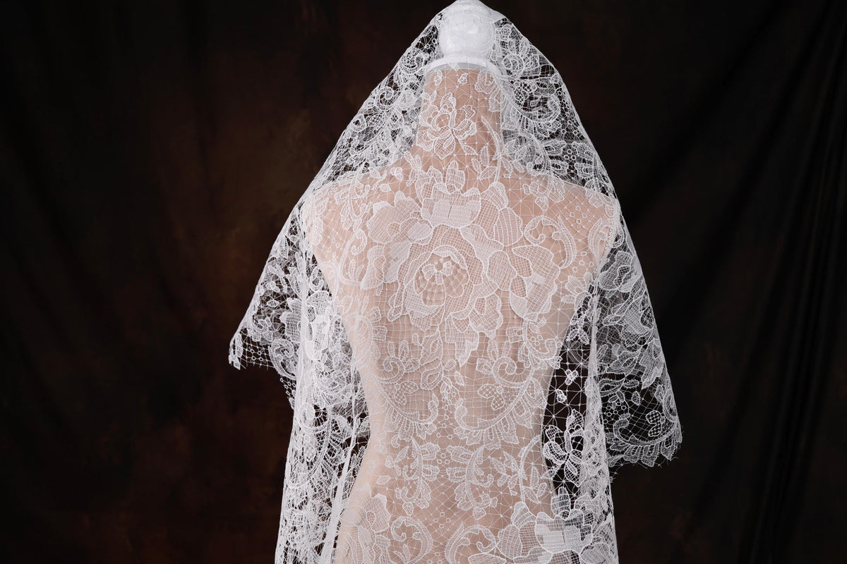 a bridal veil is shown on a mannequin