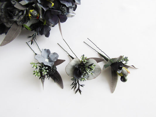 a bunch of flowers that are sitting on a table
