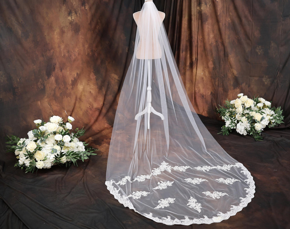 a bridal veil and bouquet of white flowers