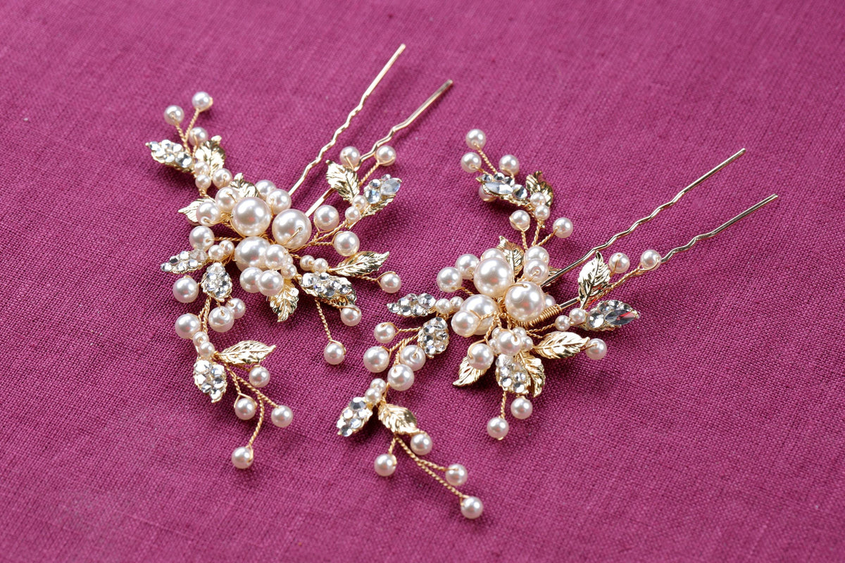 a close up of a pair of hair pins