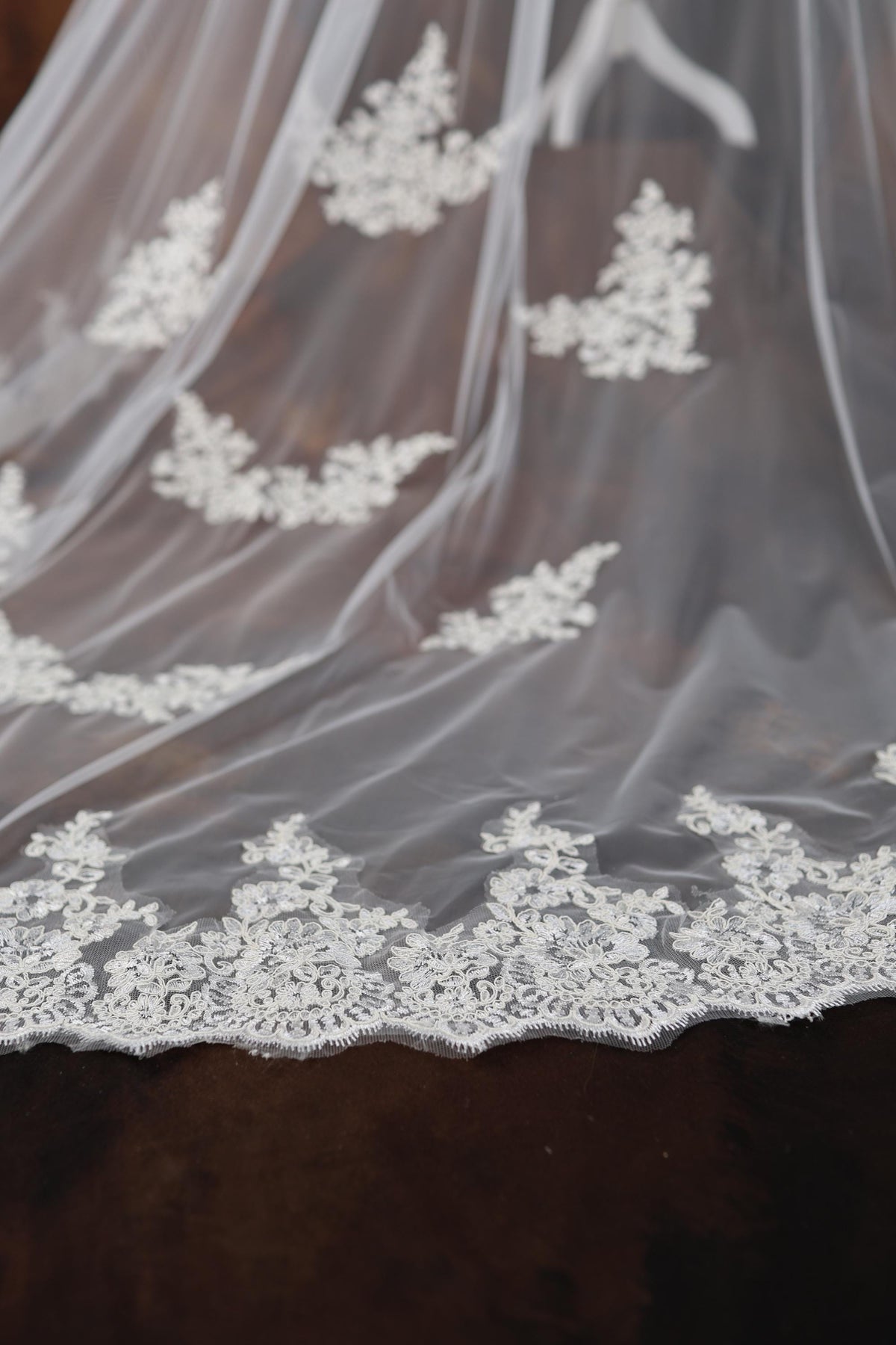 a wedding veil with white lace on it
