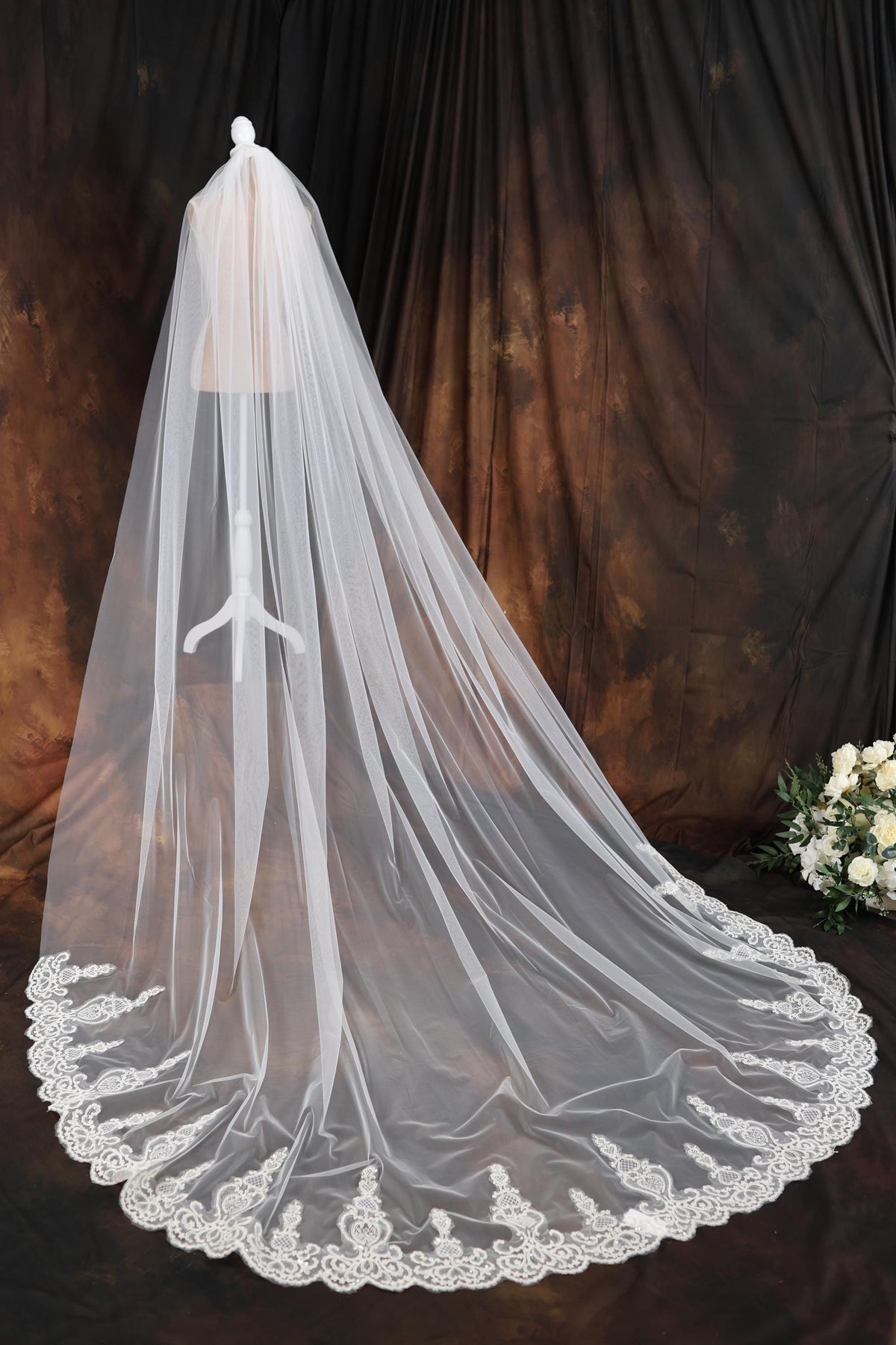 a wedding veil with lace on the bottom