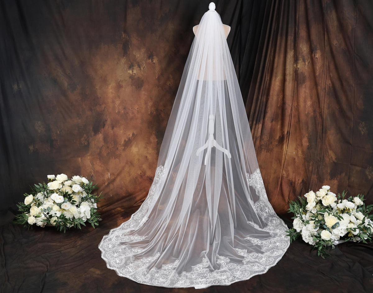 a bridal veil and bouquet of white flowers