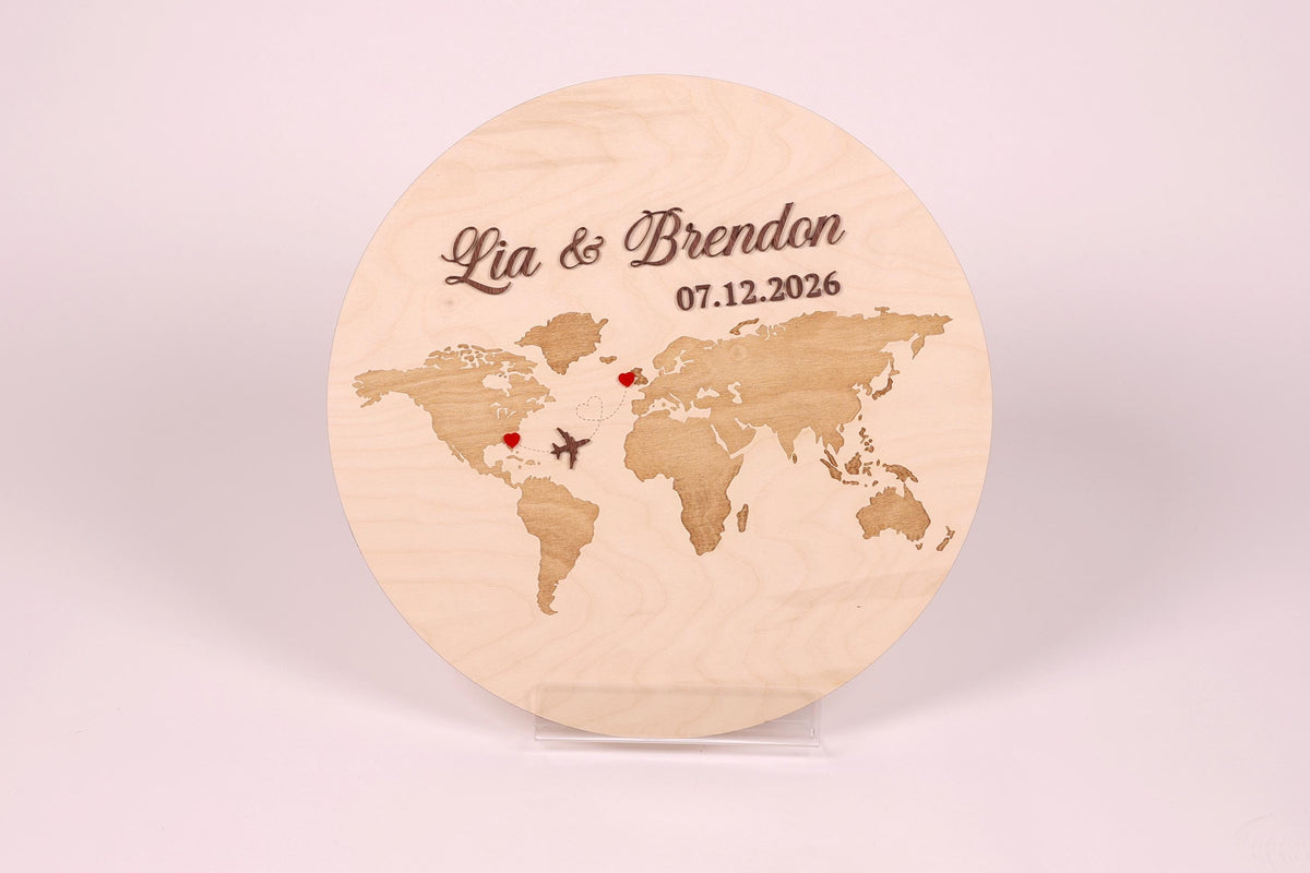 A wooden world map with the names 'Lia & Brandon' and the date '07.12.2026' engraved on it.