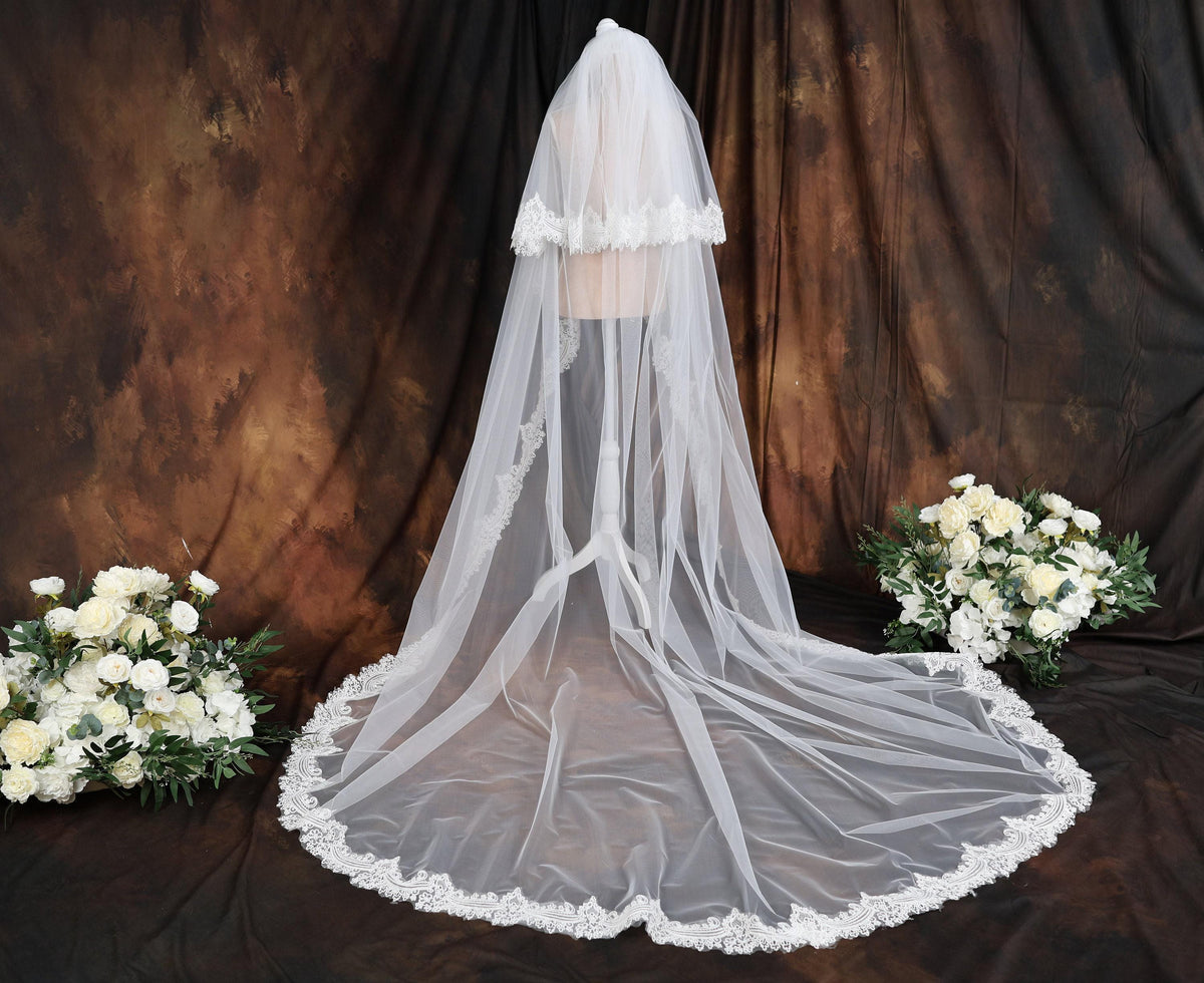 a bridal veil and bouquet of white flowers