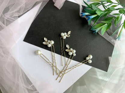 a bunch of pins sitting on top of a piece of paper