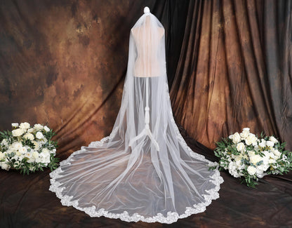 a bridal veil and bouquet of flowers on a table