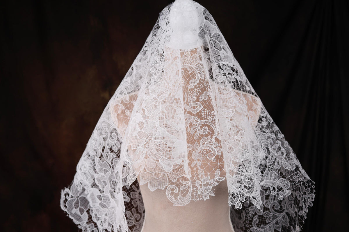 a bridal veil on a mannequin head