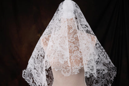 a bridal veil on a mannequin head